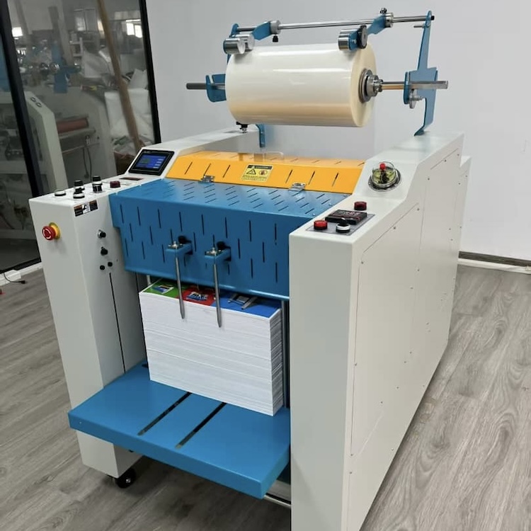 Laminiermaschine für die Herstellung von Anhängeetiketten
