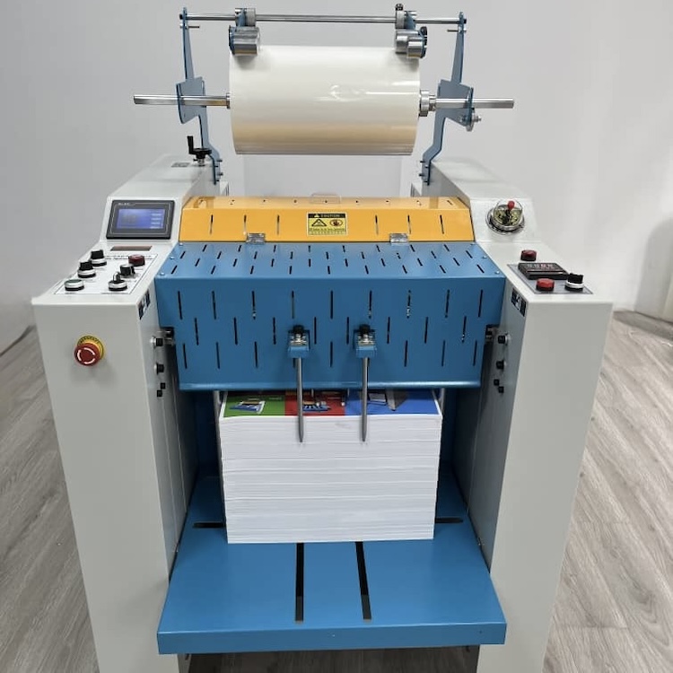 Laminiermaschine für die Herstellung von Anhängeetiketten